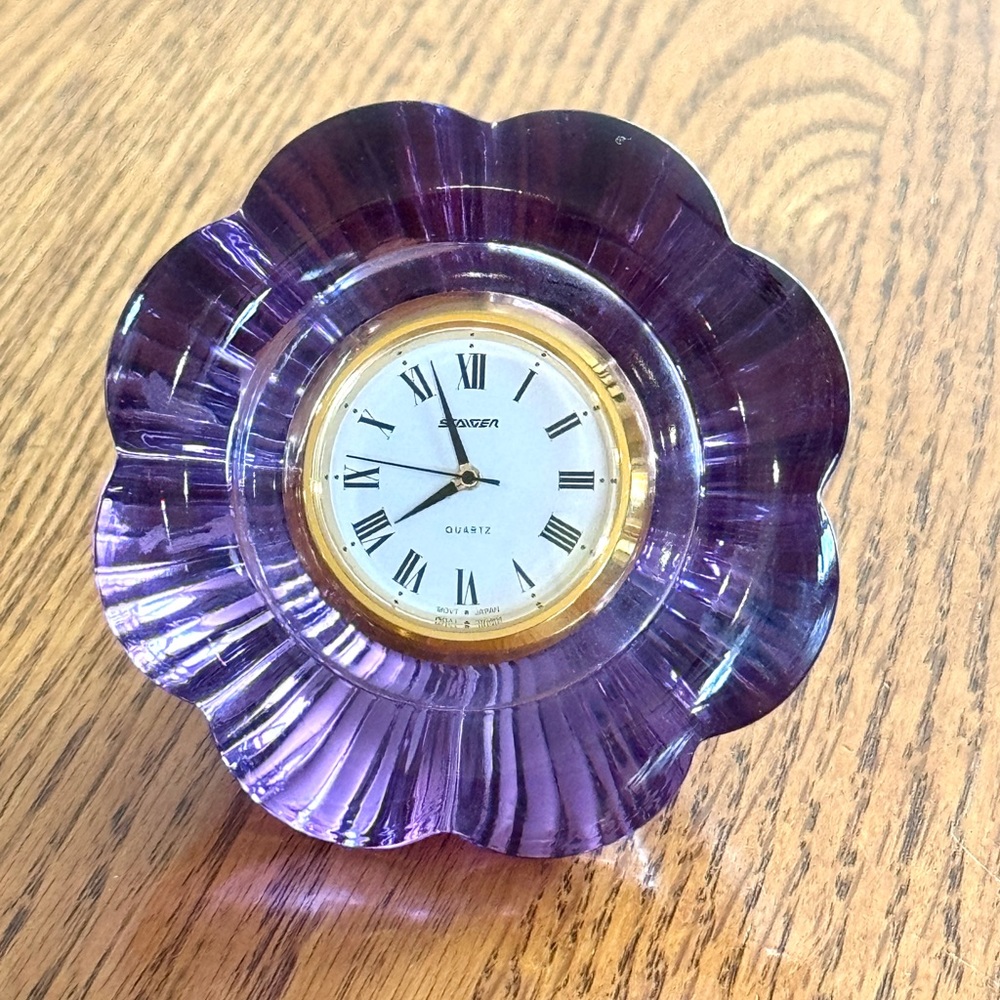 Beautiful Vintage Flower Shaped Purple Quartz Clock!